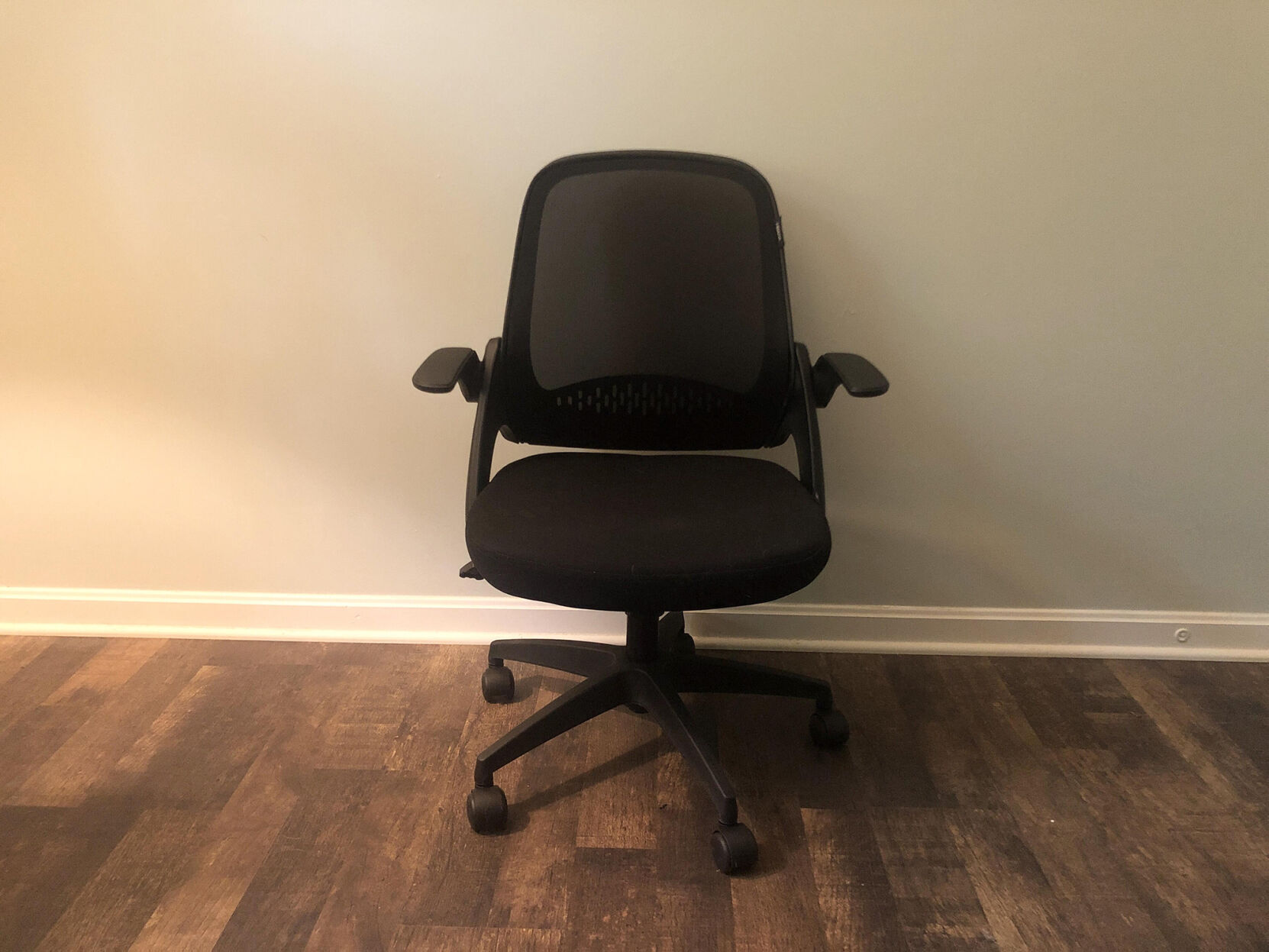 Hbada Office Task Desk Chair has a streamlined design that doesn't take up too much space.